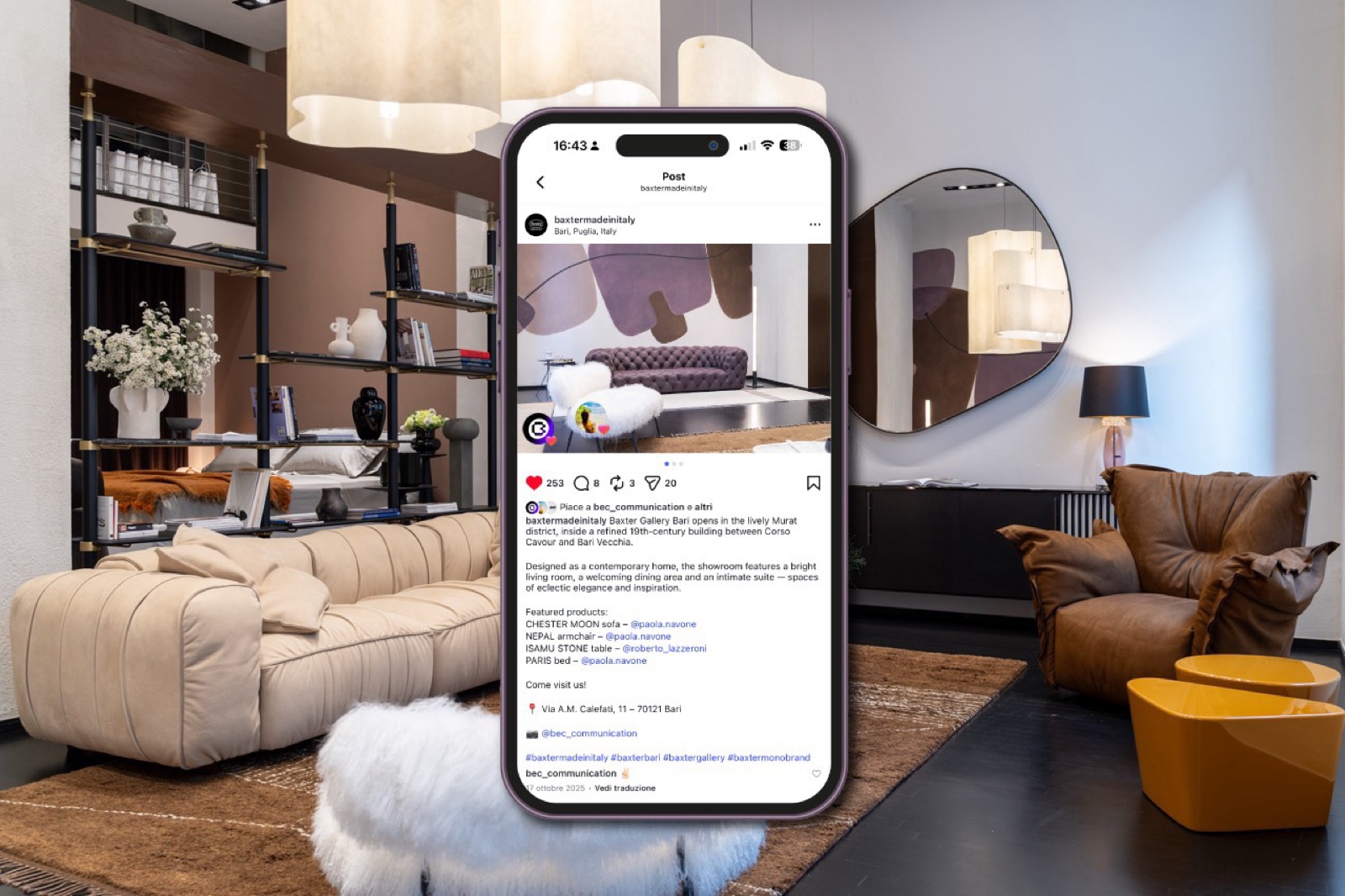 Smartphone con un post Instagram di Baxter sopra l'ambiente living dello showroom