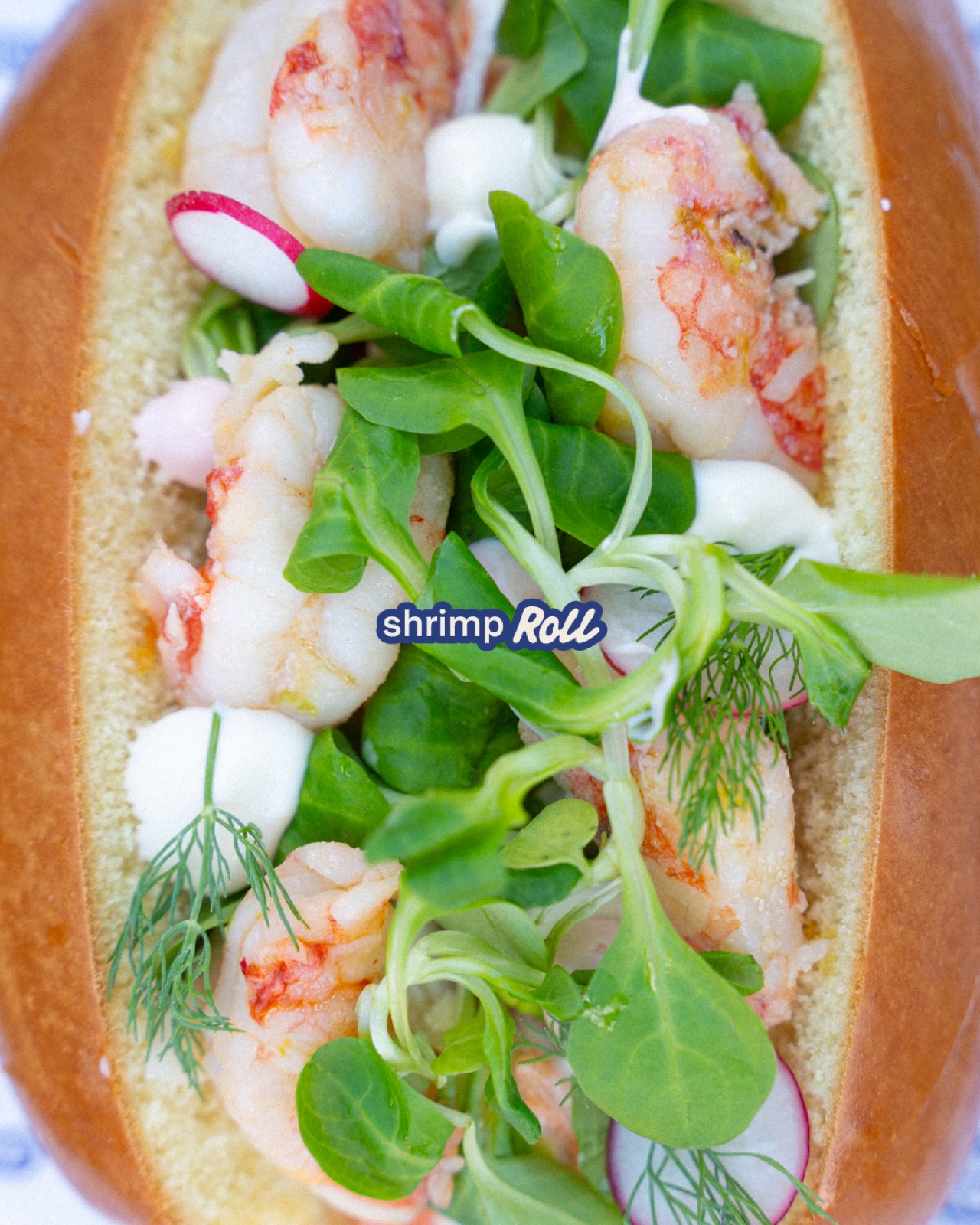 Primo piano dello shrimp roll di Casa Santo con gamberi, ravanelli e germogli