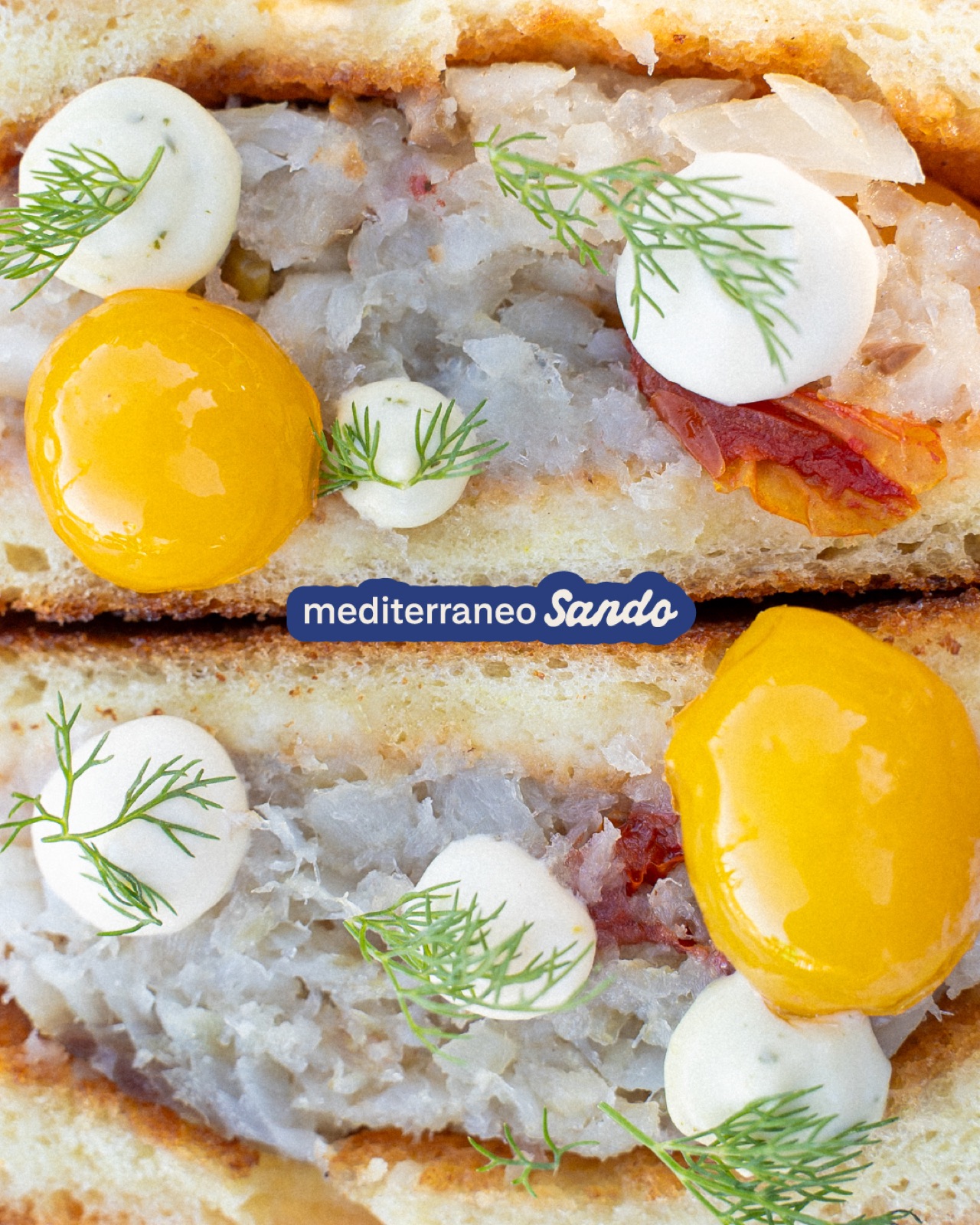 Primo piano del Mediterraneo Sando di Casa Santo con tuorli e aneto
