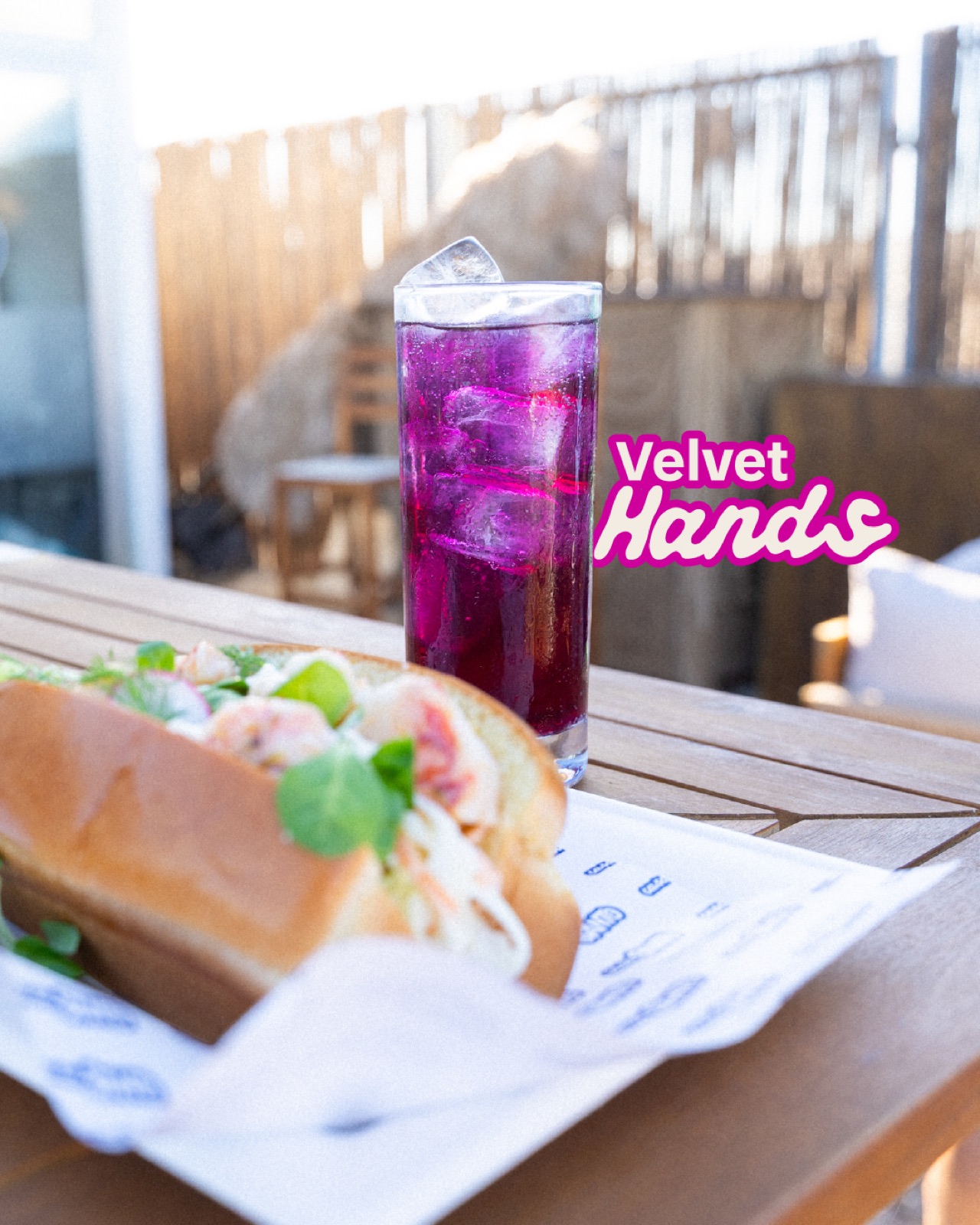 Cocktail viola Velvet Hands e panino con gamberi, Casa Santo