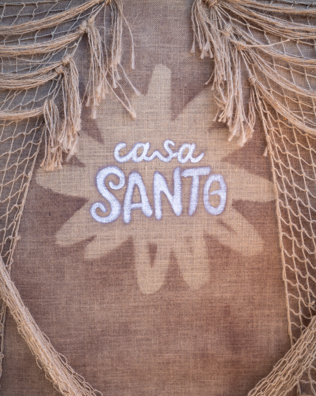 Logo Casa Santo dipinto su tela di juta con reti da pesca