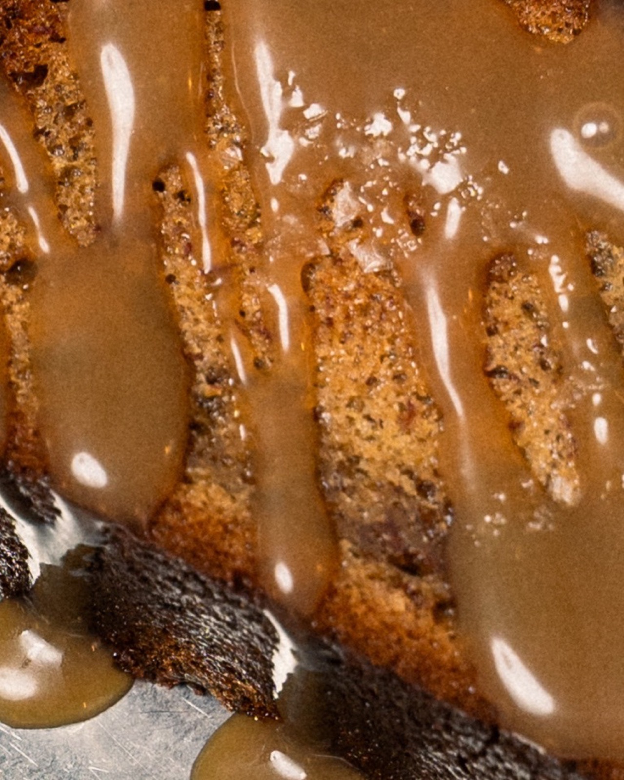 Primo piano di una torta con glassa al caramello e sale, Cosmico