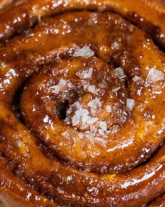 Cinnamon roll glassato con fiocchi di sale, Cosmico caffetteria Bari