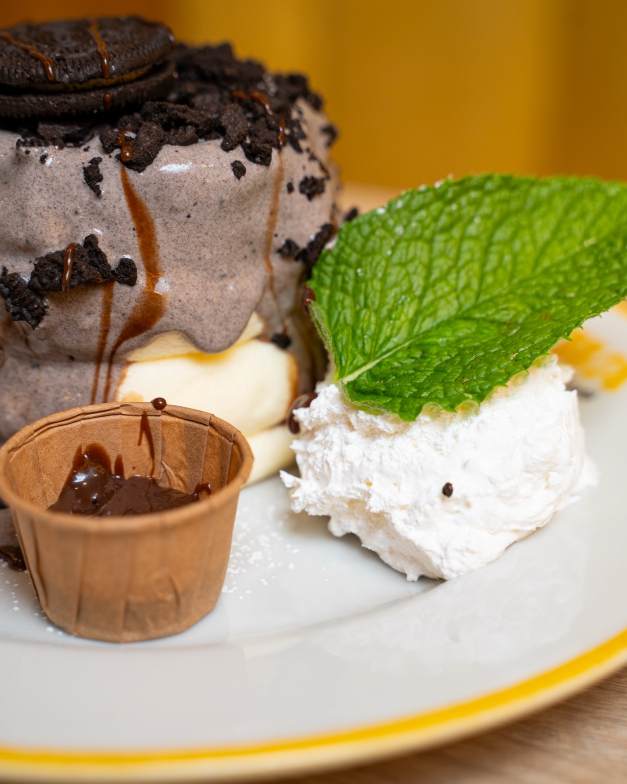 Soufflé pancake ai biscotti con panna, menta e salsa al cioccolato, Fuwa