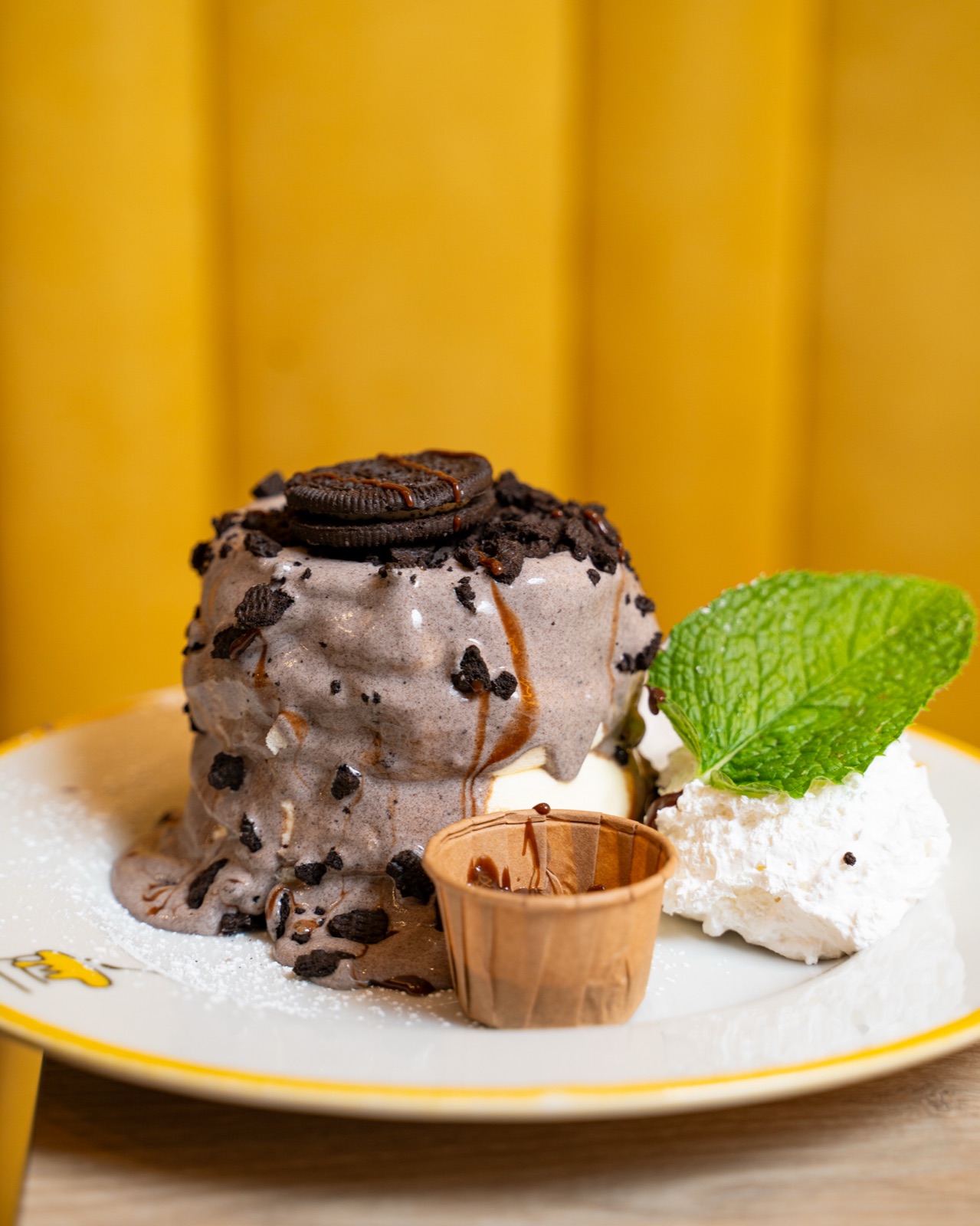Soufflé pancake ai biscotti servito su piatto giallo, Fuwa