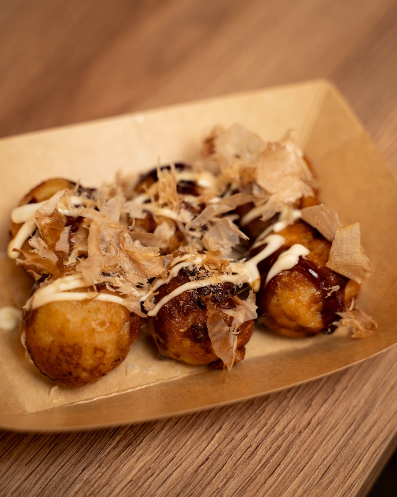 Takoyaki con maionese e scaglie di bonito in vaschetta