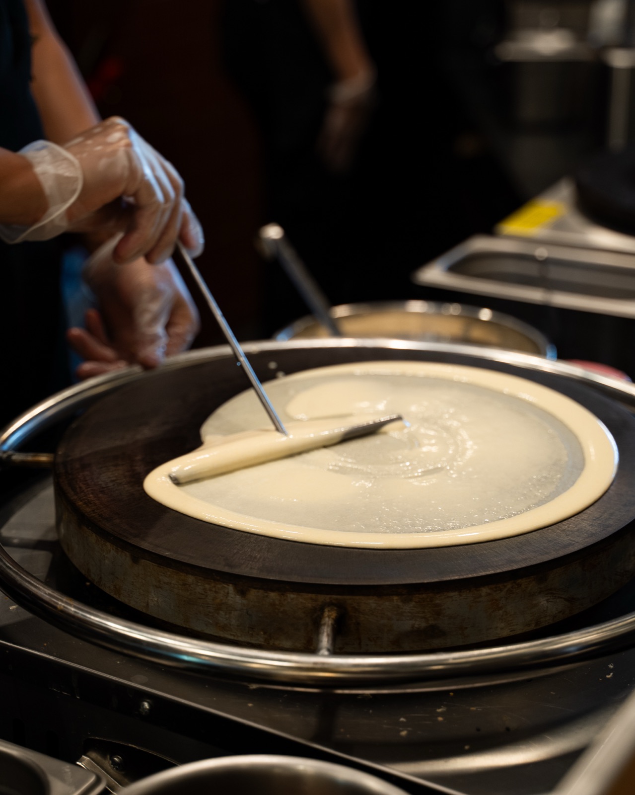 Preparazione del jianbing: la pastella stesa sulla piastra