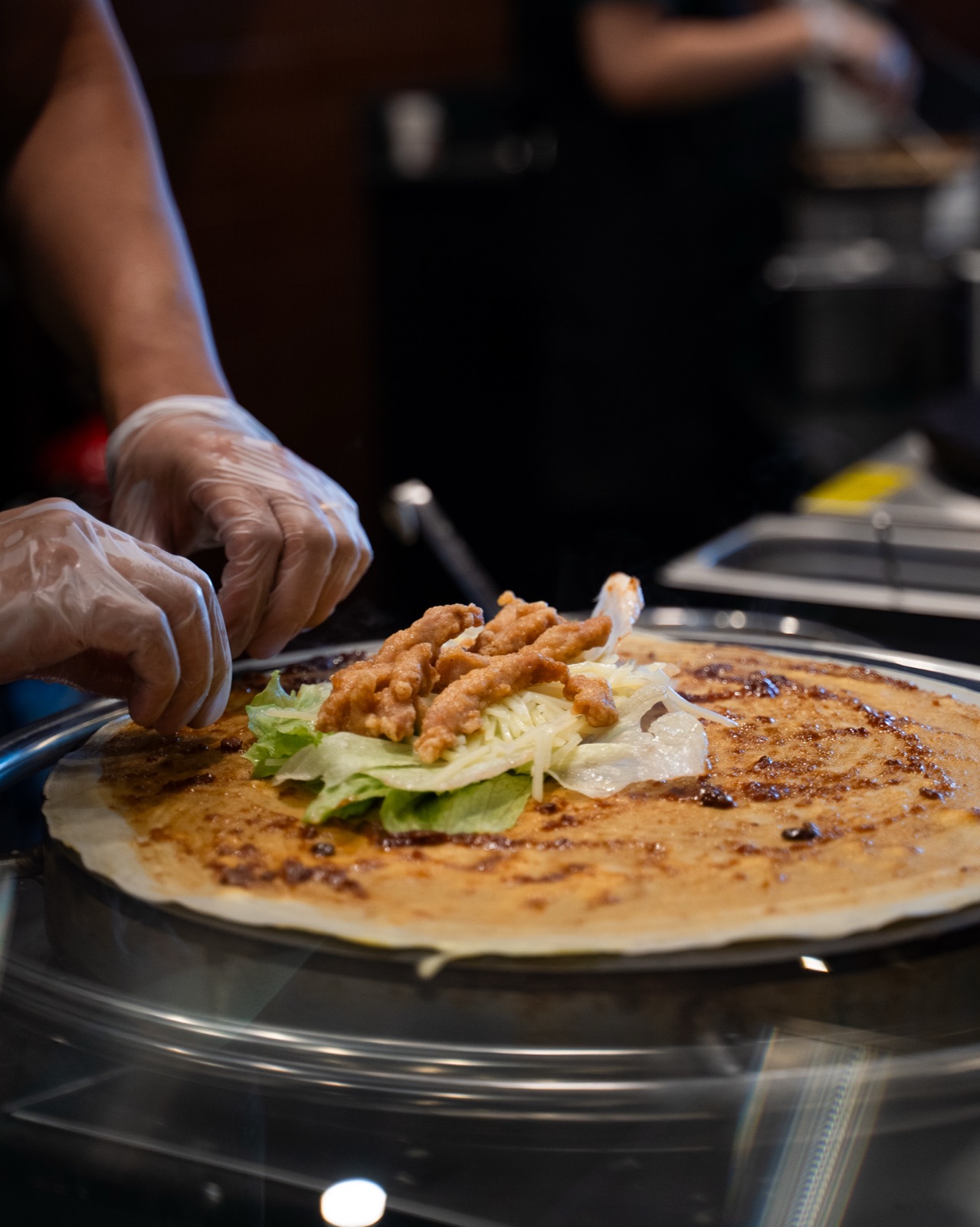 Jianbing farcito sulla piastra con verdure e pollo croccante