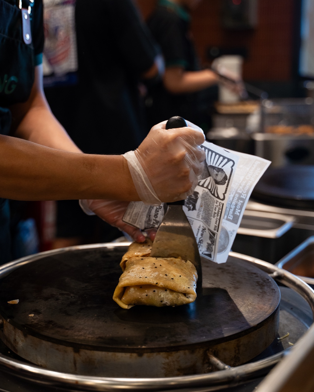 Jianbing piegato e servito nella carta, Jianbing House Bari