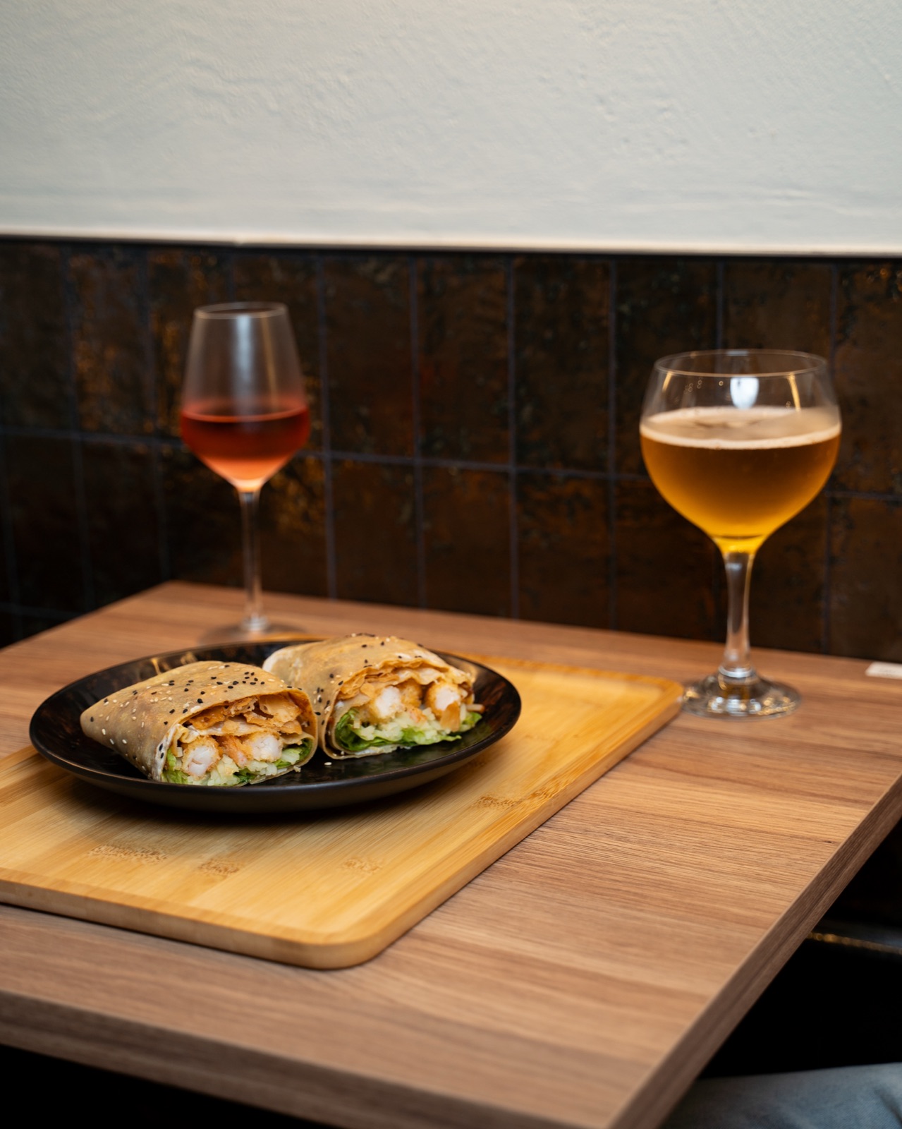 Due jianbing al piatto con calici di vino e birra, Jianbing House