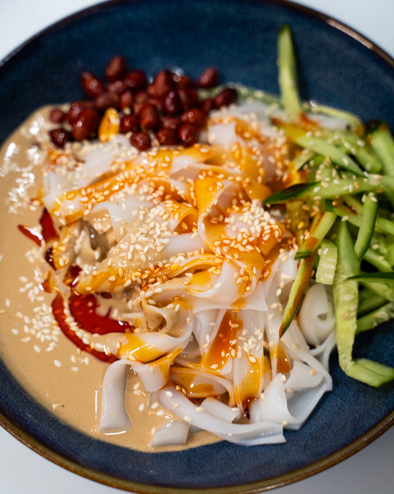 Noodles freddi con salsa di sesamo, cetrioli e fagioli rossi