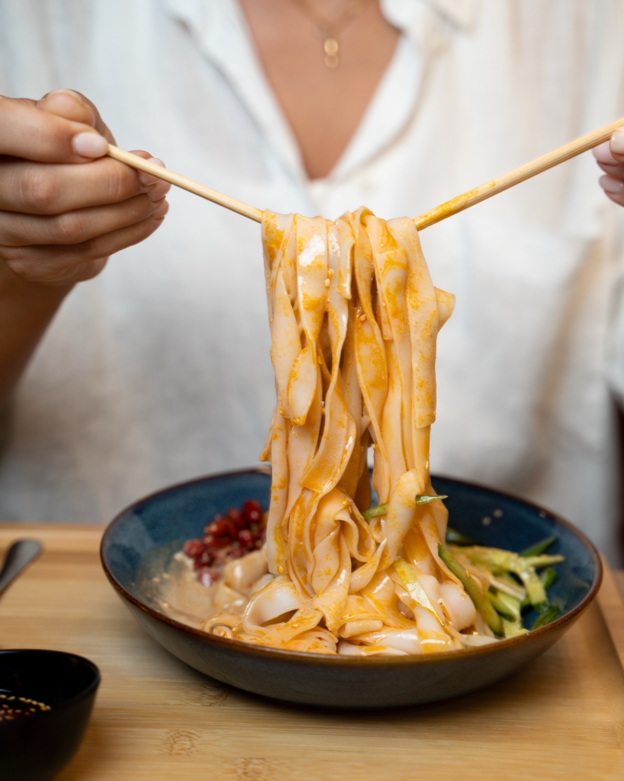 Noodles sollevati con le bacchette sopra la ciotola, Jianbing House