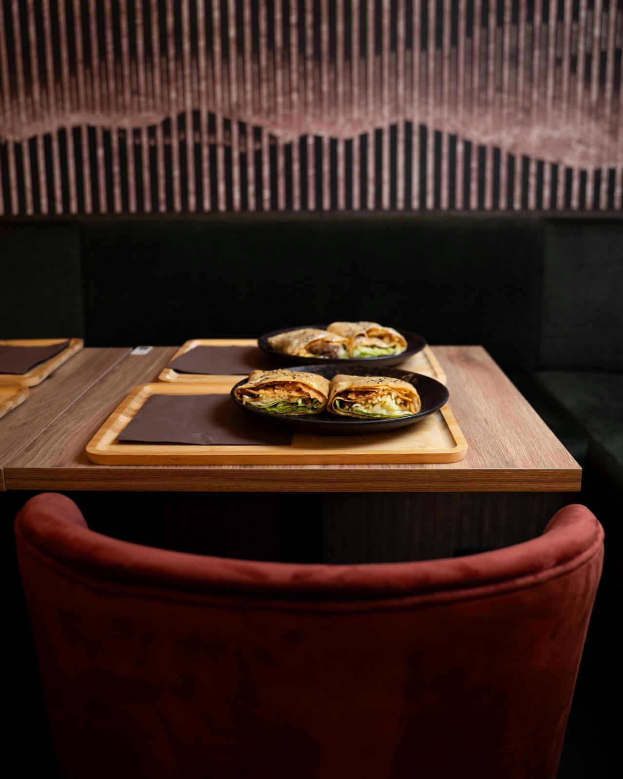 Sala di Jianbing House con tavolo e poltroncine rosse