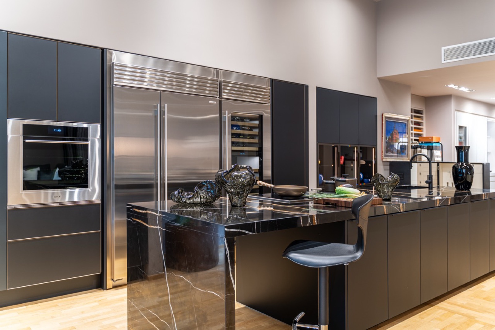 Cucina di design con isola e frigorifero in acciaio, Linear Design