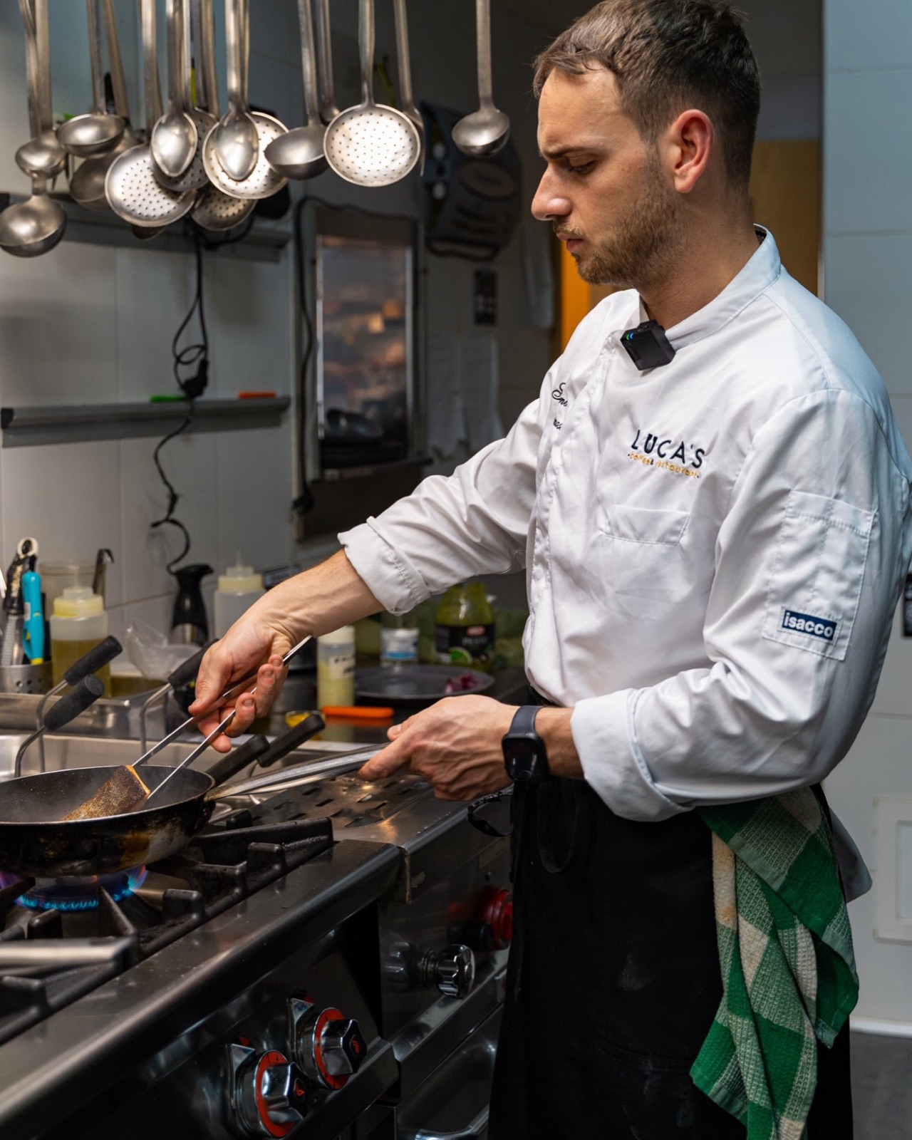 Chef di Luca's Coffee & Restaurant ai fornelli