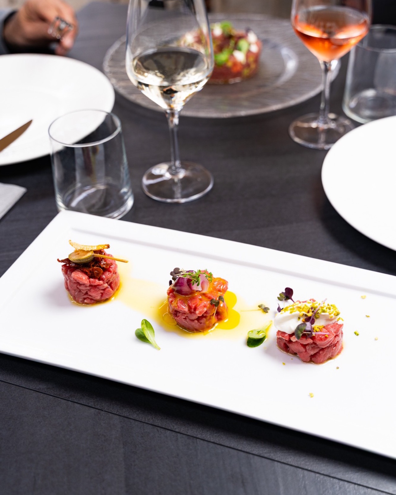 Tris di tartare con calici di vino, Luca's Coffee & Restaurant