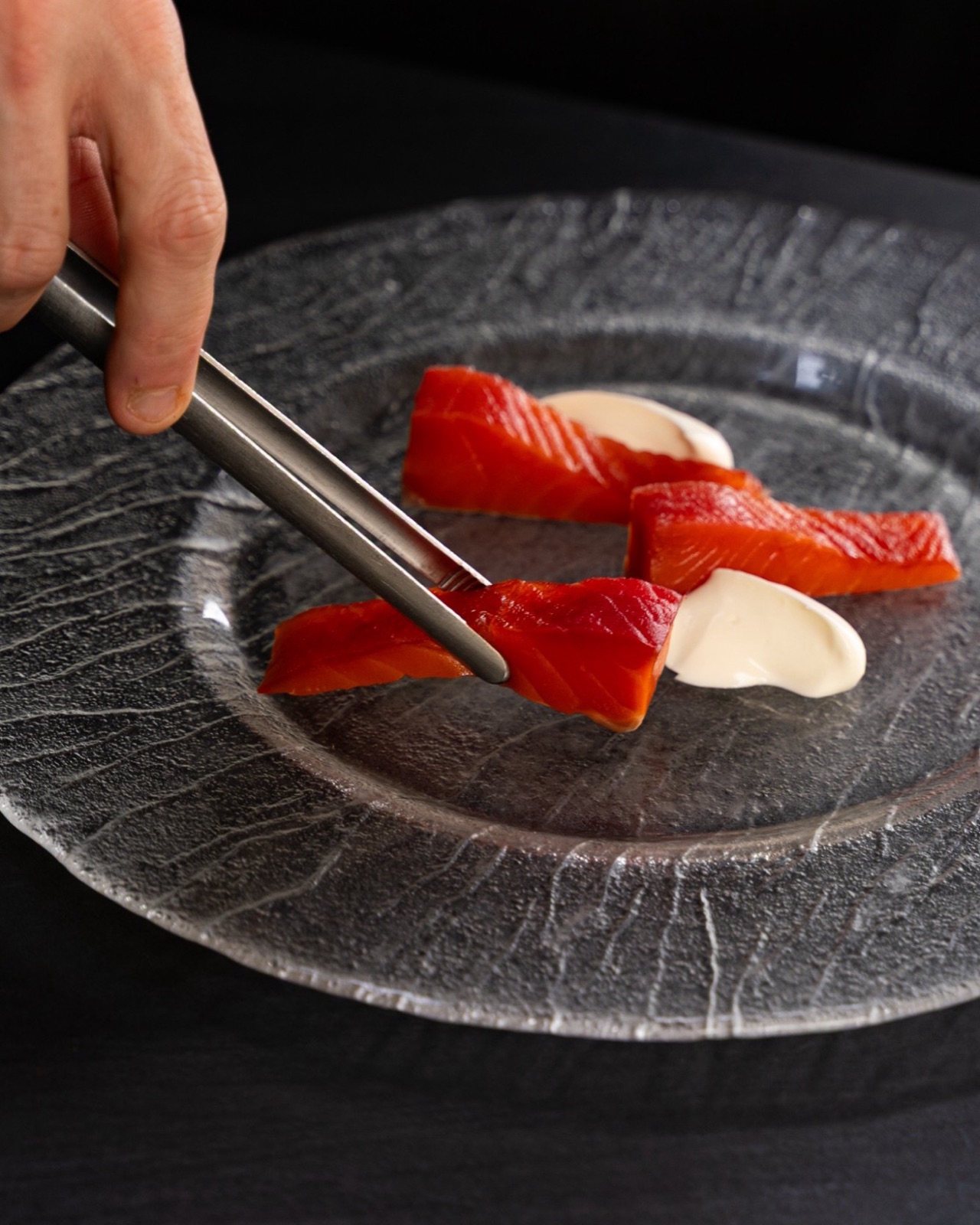 Sashimi di salmone composto con le pinzette, cucina di Luca's
