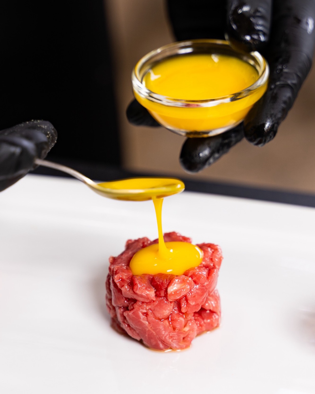 Tuorlo versato su una tartare, Luca's Coffee & Restaurant
