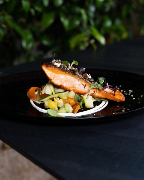 Salmone scottato su verdure croccanti e crema, piatto dello chef di Luca's