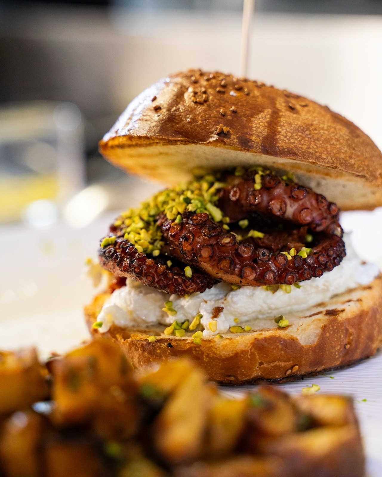 Panino con polpo alla griglia, stracciatella e pistacchio, Piccinni28 Bari