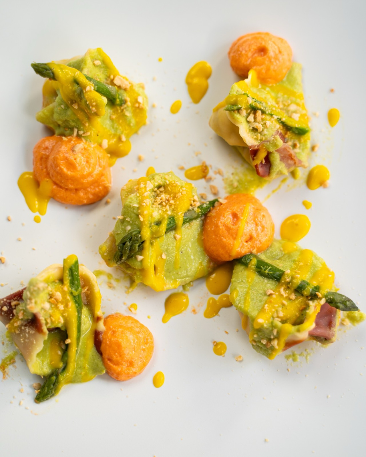 Ravioli con asparagi e salse colorate, cucina di Piccinni28