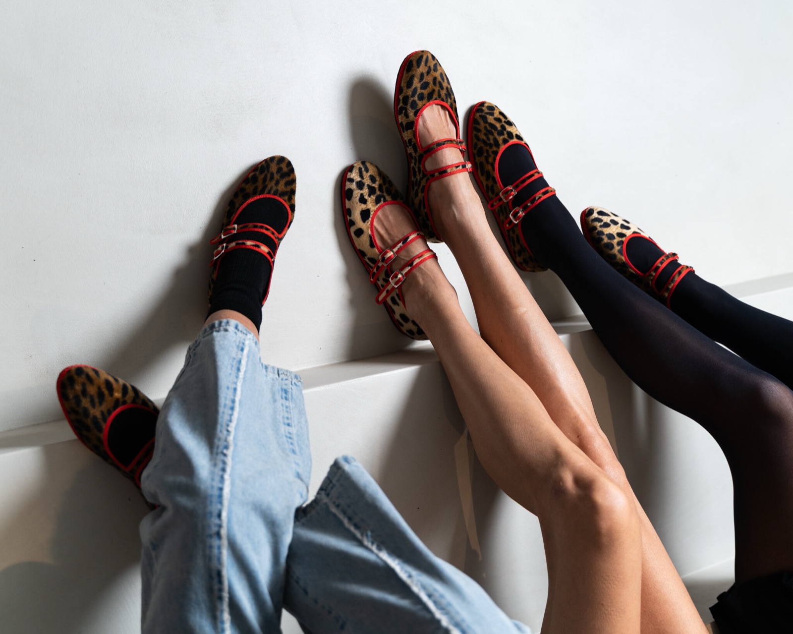 Ballerine leopardate con cinturini rossi Sciuscià indossate da tre ragazze