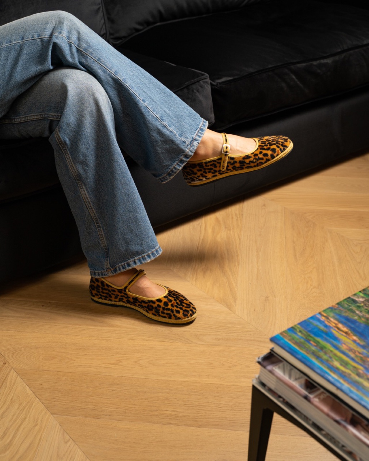 Ballerine leopardate Sciuscià indossate con jeans su parquet