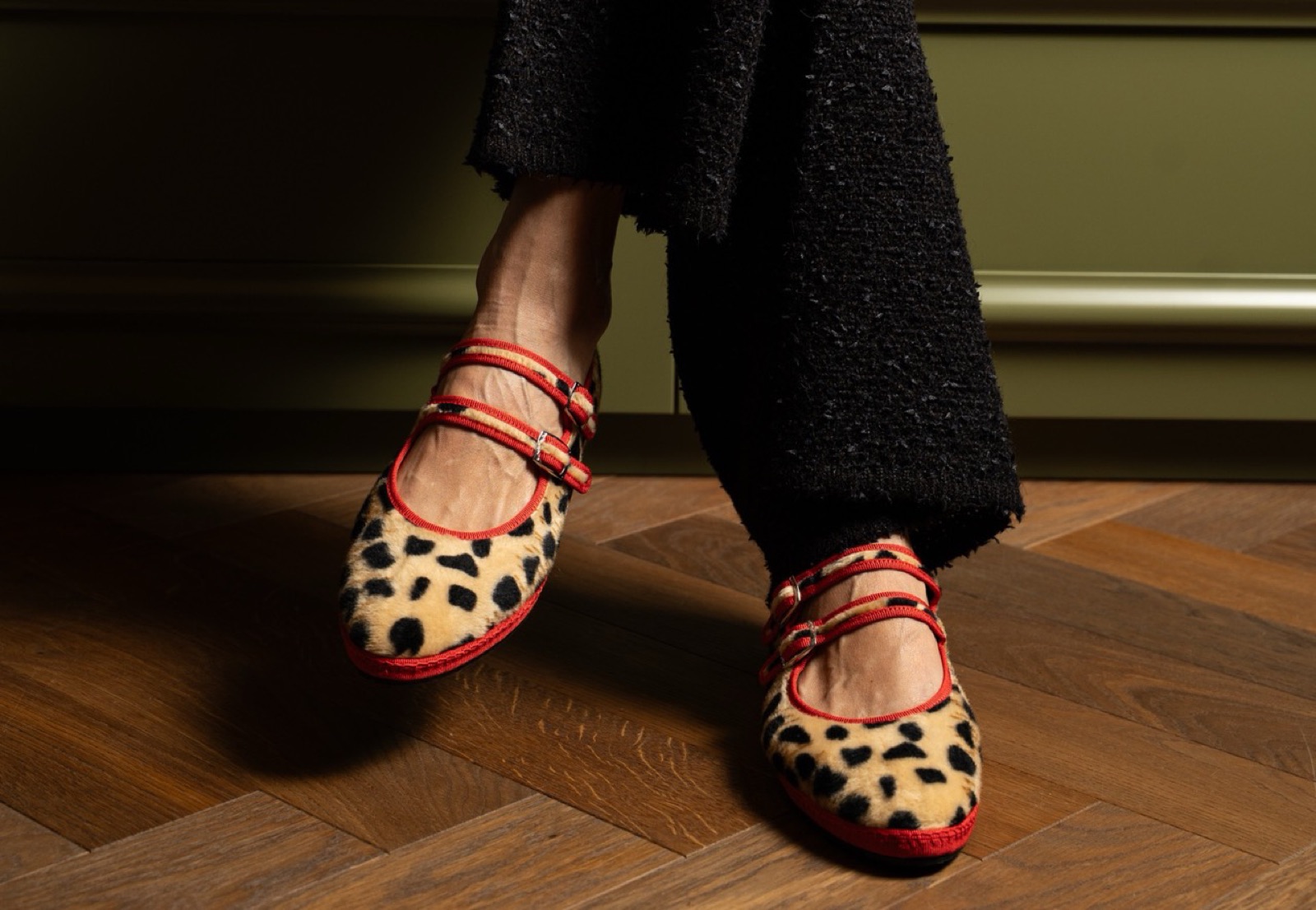 Primo piano delle ballerine leopardate Sciuscià con cinturini rossi