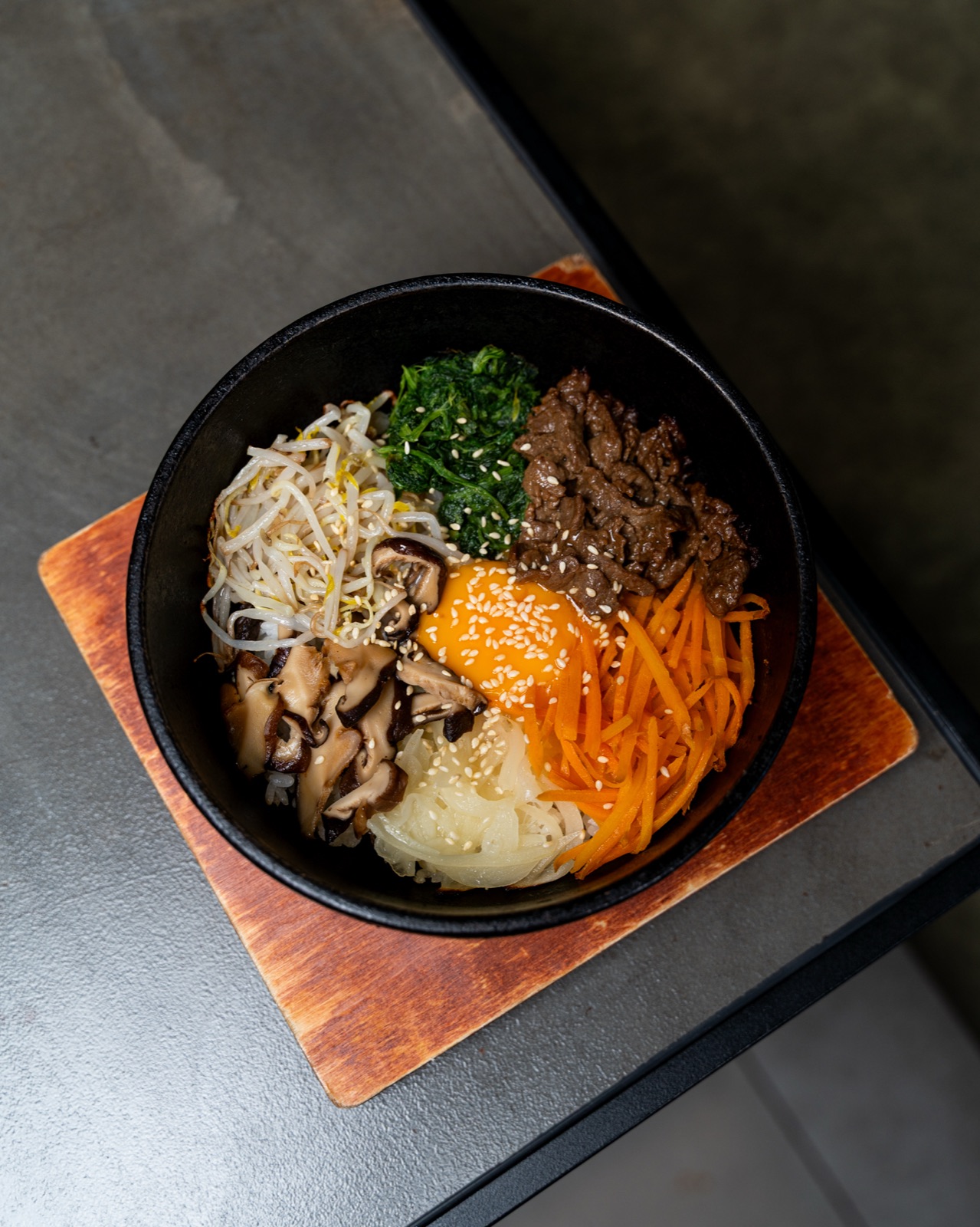Bibimbap con manzo, uovo e verdure visto dall'alto, Sentò