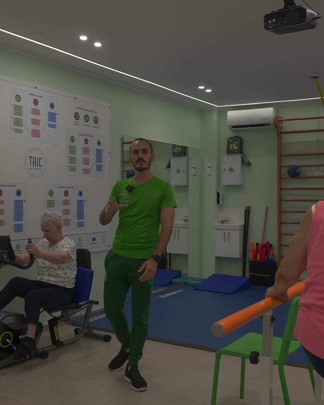 Fisioterapista di TRIC nella palestra di riabilitazione del centro Parkinson a Bari