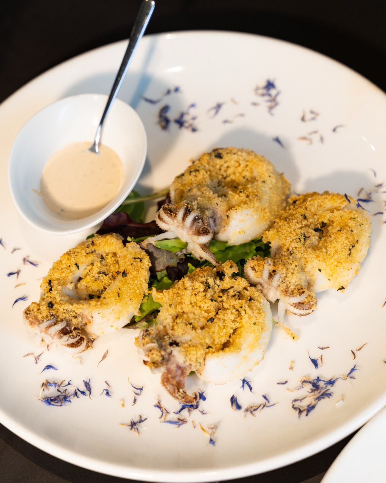Seppie gratinate con salsa e fiordaliso, cucina di Vent8