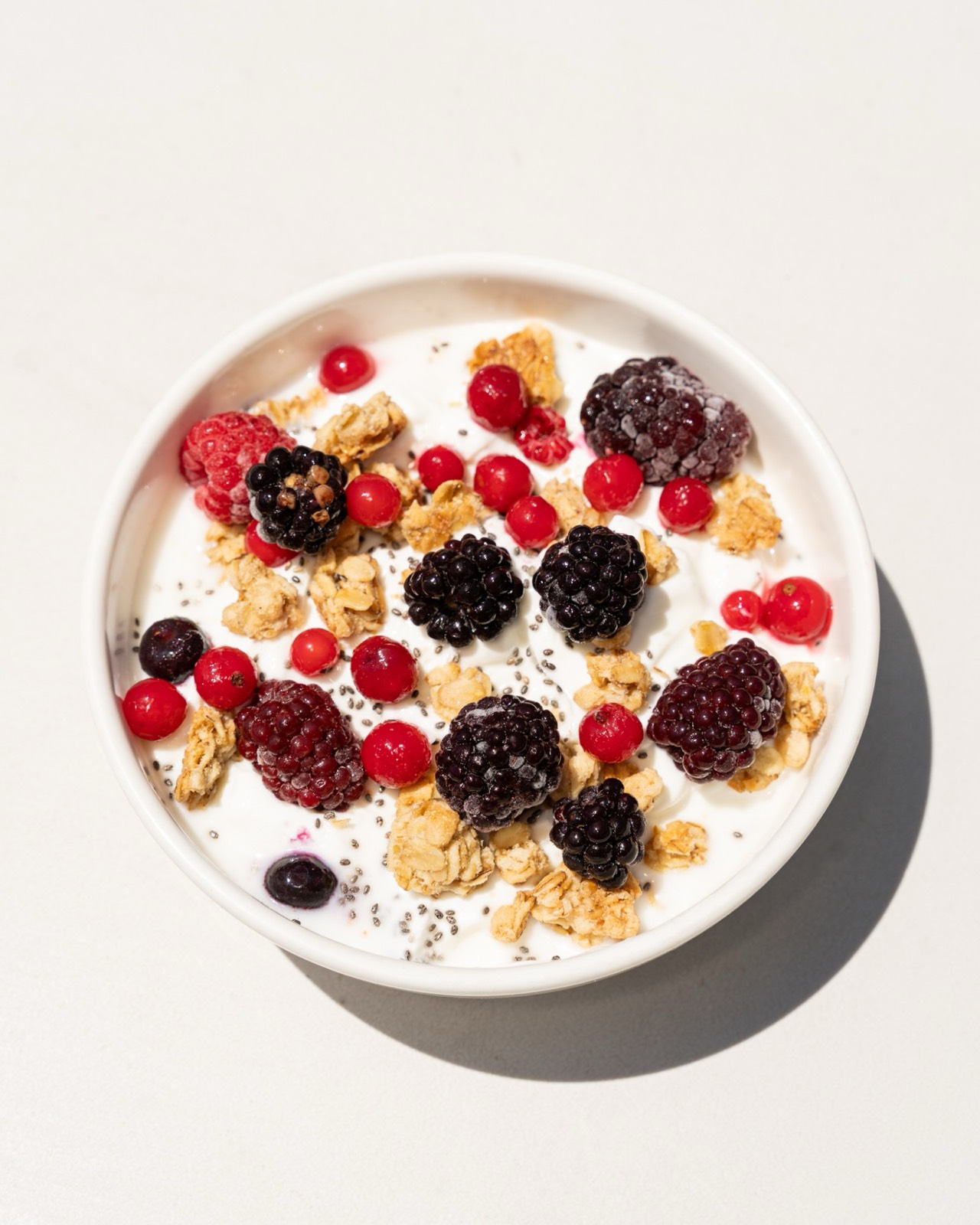 Yogurt con granola e frutti di bosco per la colazione da Vent8