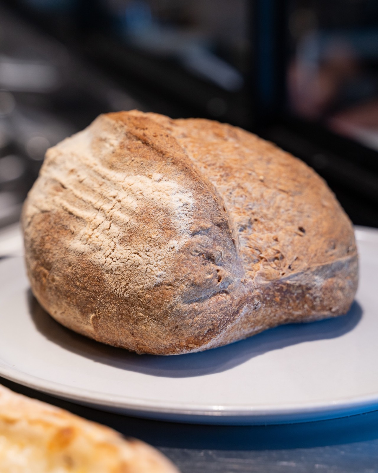 Pagnotta di pane rustico su piatto, Vent8 Bari