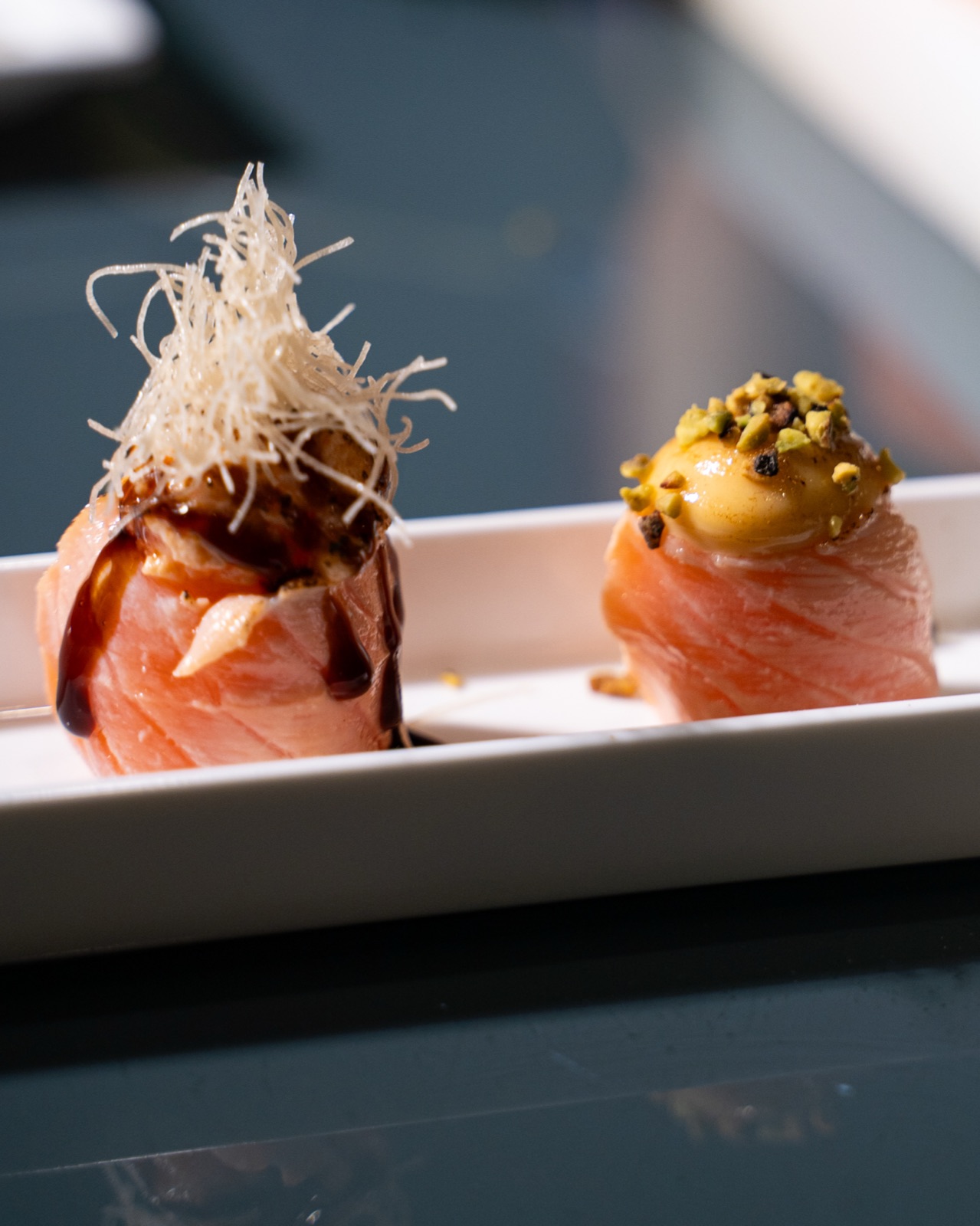 Gunkan di salmone con topping croccante, Yuzu sushi Bari