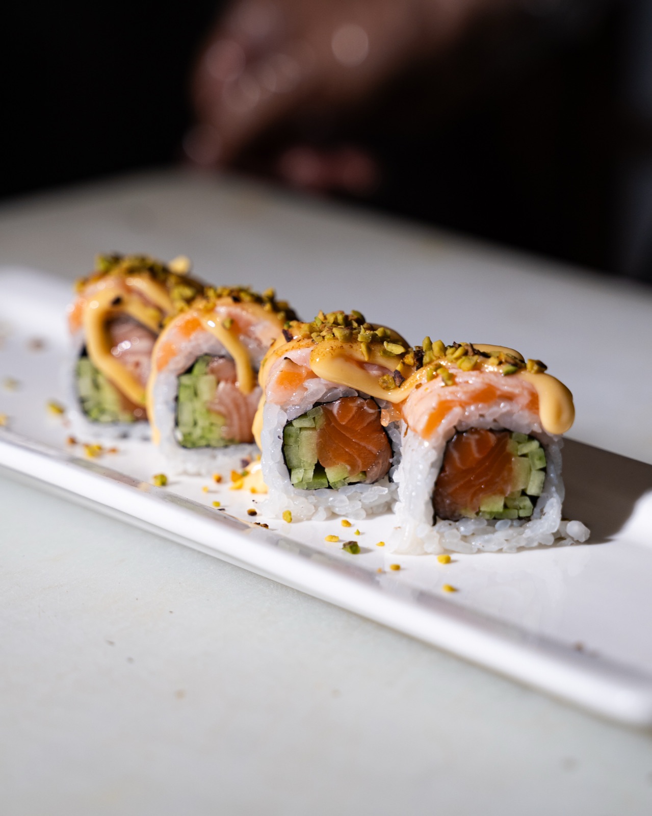 Uramaki con salmone, avocado e granella di pistacchio, Yuzu