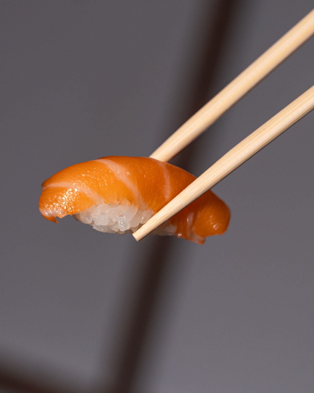 Nigiri di salmone preso con le bacchette, Yuzu